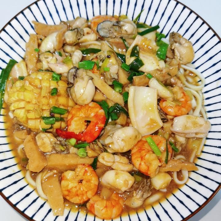 Lo Mein (Braised Hong Kong Noodles) - Chinese Recipe